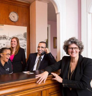 Equipe de l'hôtel a la réception